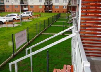 Indywidualne zejścia do ogródków z balkonów 