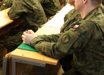 Spotkanie przedstawicieli Oddziału Regionalnego w Warszawie Agencji Mienia Wojskowego z żołnierzami Centrum Szkolenia Łączności i Informatyki w Zegrzu oraz JW 2031 Lipowiec w dniu 13.04.2016r. - zdjęcie 2 