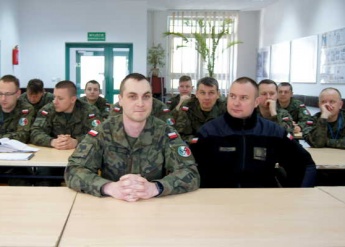 Spotkanie przedstawicieli Oddziału Regionalnego w Warszawie Agencji Mienia Wojskowego z żołnierzami Centrum Szkolenia Łączności i Informatyki w Zegrzu oraz JW 2031 Lipowiec w dniu 13.04.2016r. - zdjęcie 5 
