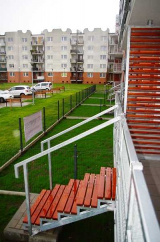 Indywidualne zejścia do ogródków z balkonów 