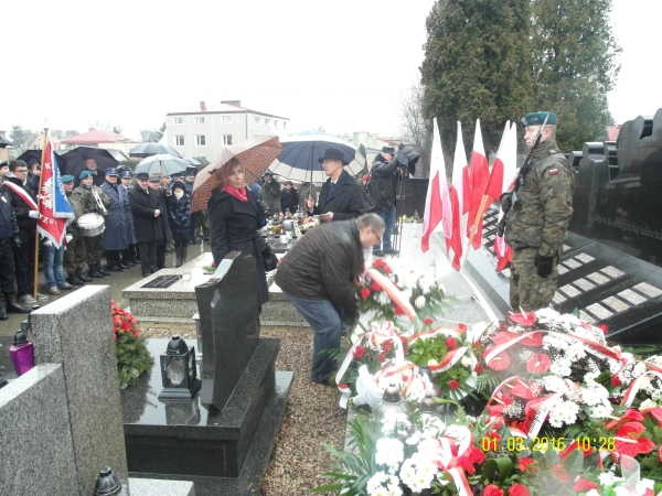 Delegacja WAM OR Lublin składa kwiaty przy Mogile – Pomniku Zamordowanych na Zamku Lubelskim w latach 1944 – 1954 na cmentarzu przy ul. Unickiej 