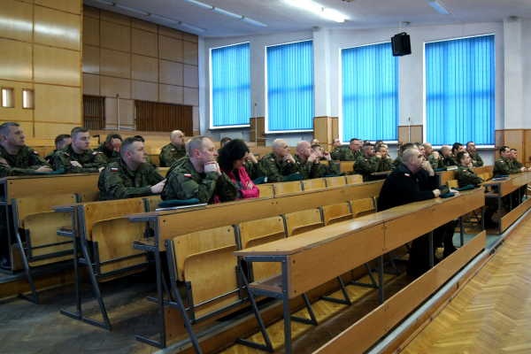 Spotkanie przedstawicieli Oddziału Regionalnego w Warszawie Agencji Mienia Wojskowego z żołnierzami Centrum Szkolenia Łączności i Informatyki w Zegrzu oraz JW 2031 Lipowiec w dniu 13.04.2016r. - zdjęcie 3 