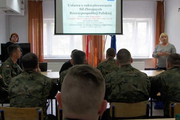 Spotkanie przedstawicieli Oddziału Regionalnego w Warszawie Agencji Mienia Wojskowego z żołnierzami Centrum Szkolenia Łączności i Informatyki w Zegrzu oraz JW 2031 Lipowiec w dniu 13.04.2016r. - zdjęcie 6 