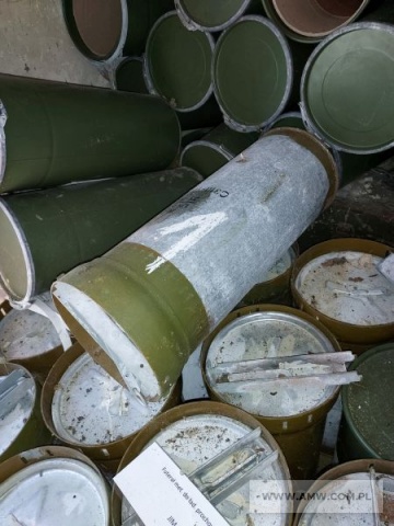 Futerały i puszki - pakiet zawierający 4 poz. asort., w tym: futerał metalowy do ładunków prochowych 125 mm naboju do D-81, długość 467 mm - 3 szt., puszka blaszana tłoczona do amunicji strzeleckiej - 1 000 szt., puszka blaszana tłoczona do zapalników UZRGM, długość 118 mm - 1 000 szt. i puszka metalowa lutowana do 26 mm nabojów sygnałowych 290x235x175 - 99 szt. 