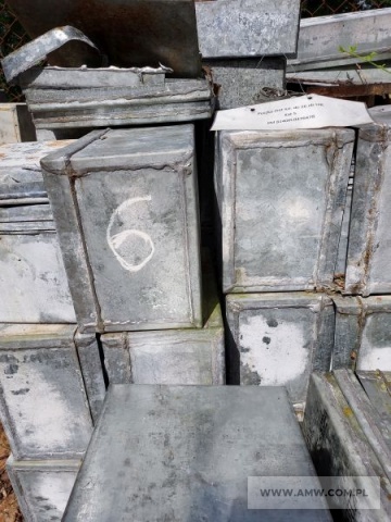 Futerały i puszki - pakiet zawierający 4 poz. asort., w tym: futerał metalowy do ładunków prochowych 125 mm naboju do D-81, długość 467 mm - 3 szt., puszka blaszana tłoczona do amunicji strzeleckiej - 1 000 szt., puszka blaszana tłoczona do zapalników UZRGM, długość 118 mm - 1 000 szt. i puszka metalowa lutowana do 26 mm nabojów sygnałowych 290x235x175 - 99 szt. 