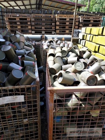 Futerały i puszki - pakiet zawierający 4 poz. asort., w tym: futerał metalowy do ładunków prochowych 125 mm naboju do D-81, długość 467 mm - 3 szt., puszka blaszana tłoczona do amunicji strzeleckiej - 1 000 szt., puszka blaszana tłoczona do zapalników UZRGM, długość 118 mm - 1 000 szt. i puszka metalowa lutowana do 26 mm nabojów sygnałowych 290x235x175 - 99 szt. 
