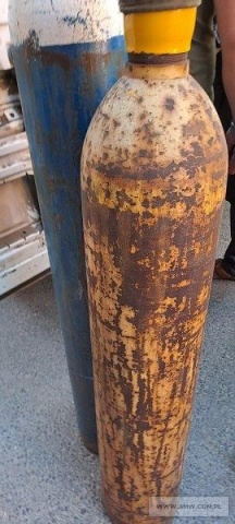 Butle gazów technicznych – pakiet zawierający 2 poz. asort. w tym: butla acetylenowa 2-3-6-17 40 l – 1 szt., butla tlenowa 2-3-6-16 40 l – 1 szt. 