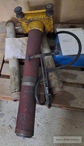 Sprzęt warsztatowy – pakiet zawierający 4 poz. asort. w tym: agregat sprężarkowy 2-300-96 – 2 szt., aparat ścienny do pompowania opon PO-1 – 1 szt., dźwignik hydrauliczny 1,6 t – 1 szt., dźwignik kanałowy pneumatyczny DKP-6,3 – 1 szt. 