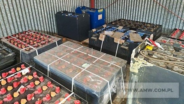 Zużyte baterie i akumulatory ołowiowe (kod odpadu 16 06 01*) Uwaga: Odpady stanowią baterie trakcyjne w obudowach plastikowych i metalowych. Ilość odpadów podana łącznie z obudowami, do odbioru ze zużytymi bateriami i akumulatorami. 