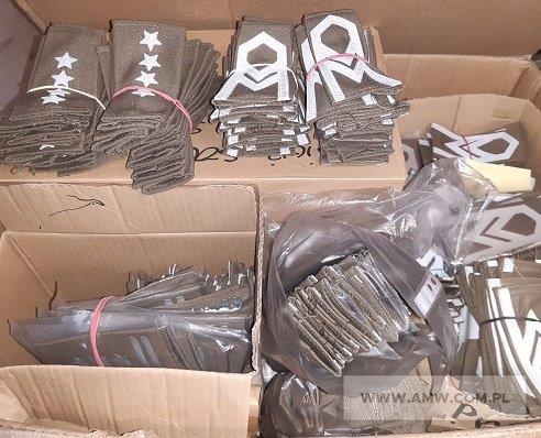 Artykuły mundurowe – pakiet zawierający 93 poz. asort. (wg oddzielnego wykazu), w tym m.in.: rękawice polowe (różne rozmiary), szelki do oporządzenia, omasztowania do peleryny namiotowej, torby na odzież ochronną, pochewki różne, oznaki różne, berety różne itp. 