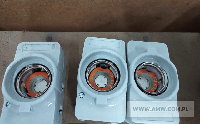 Elektryczne materiały eksploatacyjne - pakiet zawierający 9 poz. asort. (wg oddzielnego wykazu), w tym m.in.: skrzynka żeliwna typ WSPC-80, gniazda bezpiecznikowe, wstawki dolne 25A 500V itp. 