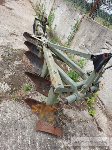 Narzędzia rolnicze i warsztatowe - pakiet zawierający 11 poz. asort. (wg oddzielnego wykazu), w tym m.in.: pług rolniczy 5-skibowy, rozsiewacz ciągnikowy, zwijarka do blachy, waga dziesiętna itp. 