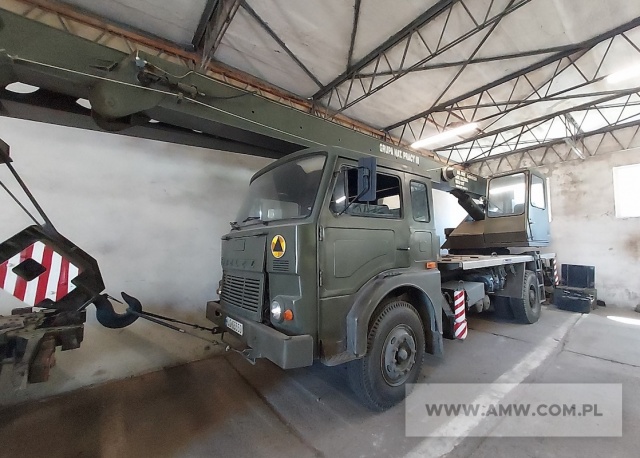 Żuraw samochodowy R-101 na samochodzie JELCZ 325 (udźwig 10 t) 