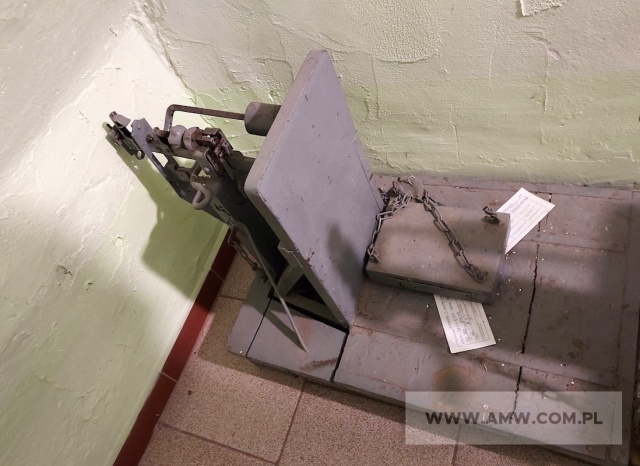 Narzędzia rolnicze i warsztatowe - pakiet zawierający 11 poz. asort. (wg oddzielnego wykazu), w tym m.in.: pług rolniczy 5-skibowy, rozsiewacz ciągnikowy, zwijarka do blachy, waga dziesiętna itp. 
