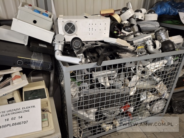 Zużyte urządzenia elektryczne i elektroniczne (m.in.: kamery, telewizory, monitory, czujki, pralki, sprzęt komputerowy bez dysków twardych, lampki, elektryczny piec akumulacyjny itp.) /kod odpadu 16 02 14/ 