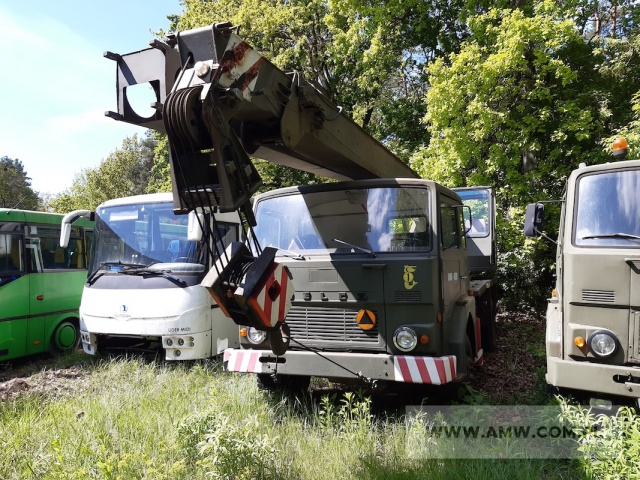 Żuraw R-101 na samochodzie JELCZ-325 (udźwig 10 ton, brak podstawek pod łapy stabilizujące prace dźwigu, brak lusterek) 