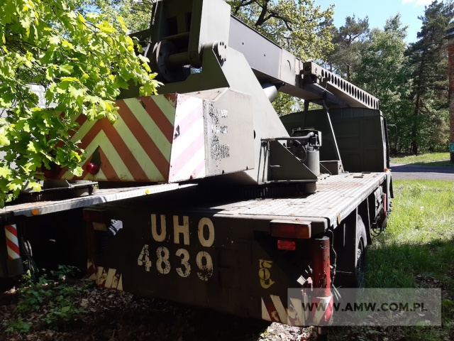 Żuraw R-101 na samochodzie JELCZ-325 (udźwig 10 ton, brak podstawek pod łapy stabilizujące prace dźwigu, brak lusterek) 