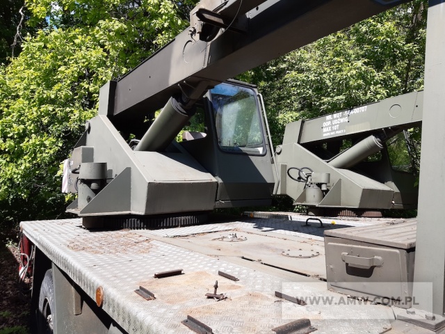 Żuraw R-101 na samochodzie JELCZ-325 (udźwig 10 ton, brak podstawek pod łapy stabilizujące prace dźwigu, brak lusterek) 