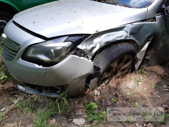Samochód osobowy OPEL INSIGNIA COSMO 1.6T ECOTEC (powypadkowy, rozbity lewy przód samochodu oraz uszkodzony tylny zderzak) 