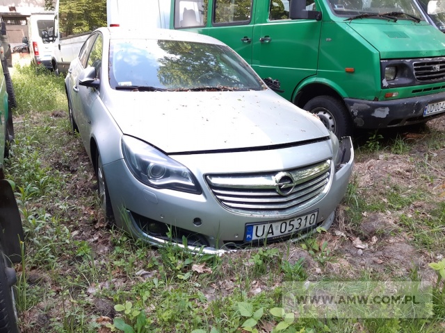 Samochód osobowy OPEL INSIGNIA COSMO 1.6T ECOTEC (powypadkowy, rozbity lewy przód samochodu oraz uszkodzony tylny zderzak) 