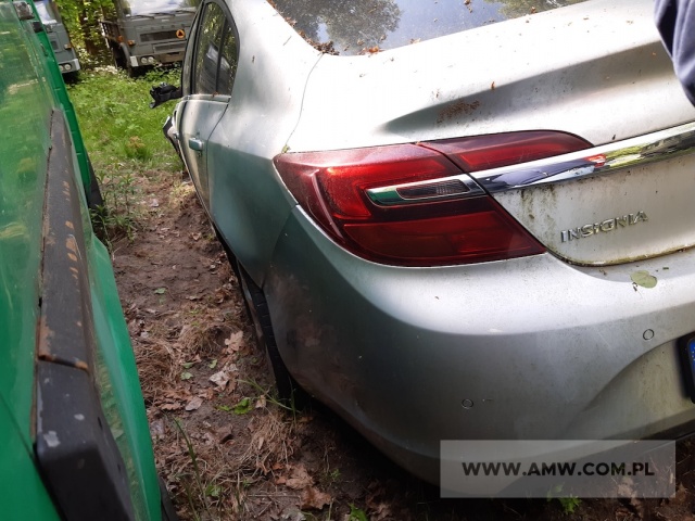 Samochód osobowy OPEL INSIGNIA COSMO 1.6T ECOTEC (powypadkowy, rozbity lewy przód samochodu oraz uszkodzony tylny zderzak) 