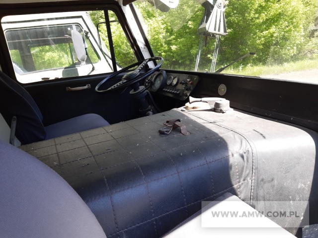 Żuraw R-101 na samochodzie JELCZ-325 (udźwig 10 ton, brak podstawek pod łapy stabilizujące prace dźwigu, brak lusterek) 