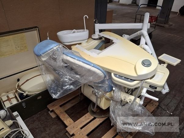 Sprzęt medyczny - pakiet zawierający 10 poz. asort. (wg oddzielnego wykazu), w tym m.in.: UNIT STOMATOLOGICZNY HD2000C, wywoływarka zdjęć RTG DURR DENTAL XR04, autoklawy, lampa bezcieniowa, reduktory tlenowe itp. 