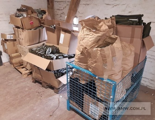 Artykuły mundurowe - pakiet zawierający 93 poz. asort. (wg oddzielnego wykazu), w tym m.in.: rękawice polowe (różne rozmiary), szelki do oporządzenia, omasztowania do peleryny namiotowej, torby na odzież ochronną, pochewki różne, oznaki różne, berety różne itp. 
