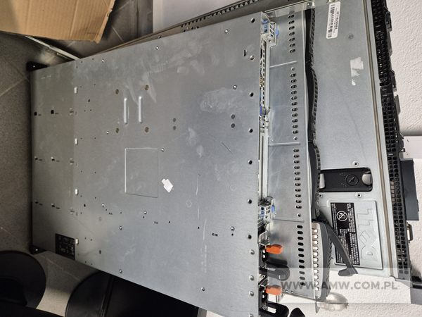 Sprzęt informatyczny różny - pakiet zawierający 40 poz. asort. (wg oddzielnego wykazu), w tym m.in.: macierz dyskowa (bez dysków twardych), monitory - różne, serwery, SWITCHE, telefony VOIP, UPS - różne itp. 