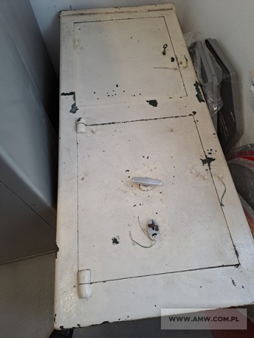 Szafy i skrzynie metalowe - pakiet zawierający 8 poz. asort. (wg oddzielnego wykazu), w tym m.in.: szafy kartotekowe, szafy na akta-różne, skrzynie na akta-rożne itp. 