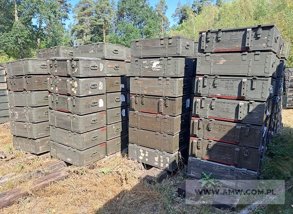 Skrzynie i opakowania drewniane różne (1.821 szt.) - pakiet zawierający 30 poz. asort. (wg oddzielnego wykazu), w tym m.in.: opakowania ramowe do min, skrzynie drewniane do granatów ręcznych, skrzynie drewniane do trotylu, skrzynie drewniane do pocisku rakietowego M-21 itp. 