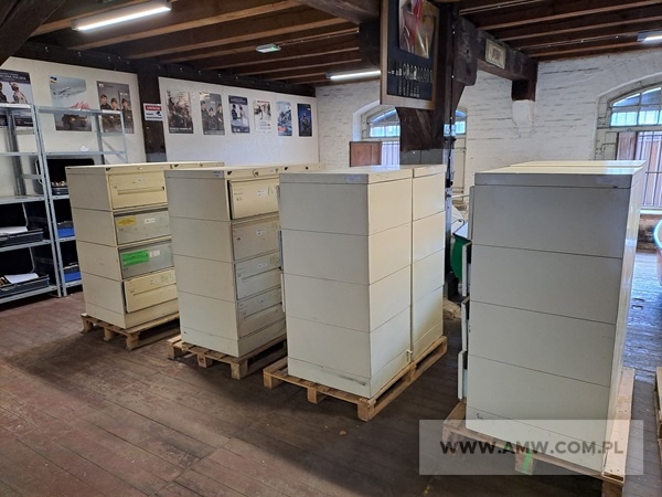 Szafy i skrzynie metalowe - pakiet zawierający 8 poz. asort. (wg oddzielnego wykazu), w tym m.in.: szafy kartotekowe, szafy na akta-różne, skrzynie na akta-rożne itp. 