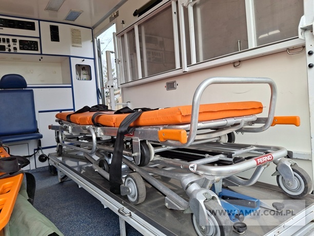 Samochód sanitarny 4-noszowy SCAM SM T 50 (z wciągarką i częściowym wyposażeniem) 