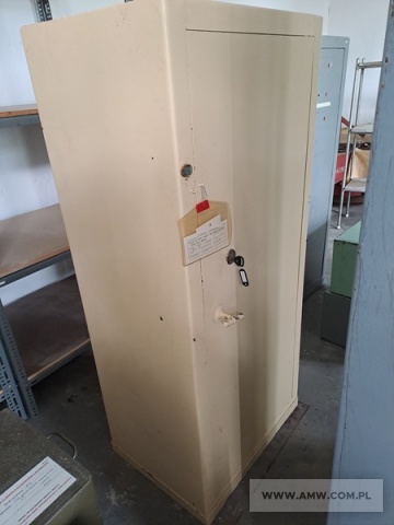 Szafy i skrzynie metalowe - pakiet zawierający 8 poz. asort. (wg oddzielnego wykazu), w tym m.in.: szafy kartotekowe, szafy na akta-różne, skrzynie na akta-rożne itp. 