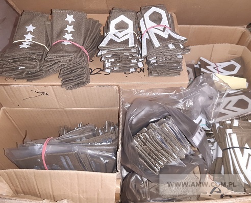 Artykuły mundurowe - pakiet zawierający 93 poz. asort. (wg oddzielnego wykazu), w tym m.in.: rękawice polowe (różne rozmiary), szelki do oporządzenia, omasztowania do peleryny namiotowej, torby na odzież ochronną, pochewki różne, oznaki różne, berety różne itp. 