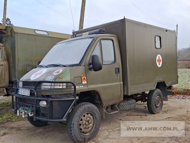 Samochód sanitarny 4-noszowy SCAM SM T 50 (z wciągarką i częściowym wyposażeniem) 