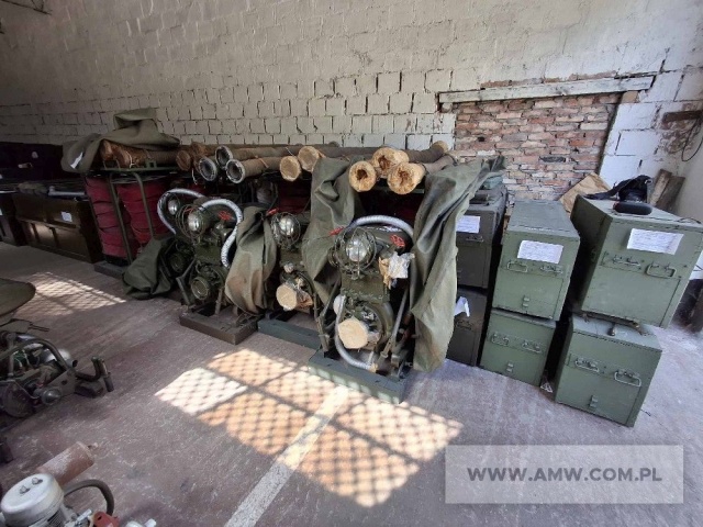 Zestaw pompowy - pakiet zawierający 3 komplety (w tym jedna motopompa M800 i częściowym wyposażeniem m.in.: węże ssawne, zwijadła na węże, skrzynie na wyposażenie, narzędzia i części zapasowe) 