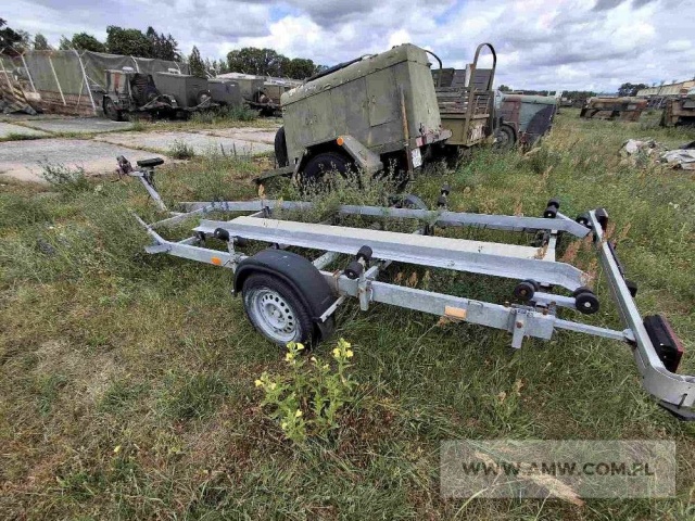 Przyczepa podłodziowa TRAMP TRAIL 1300JH ( 1-osiowa, ładowność 1000 kg, po kolizji, uszkodzona rama, boczne oświetlenie, zaczep, koło podporowe, mechanizm wyciągarki) 
