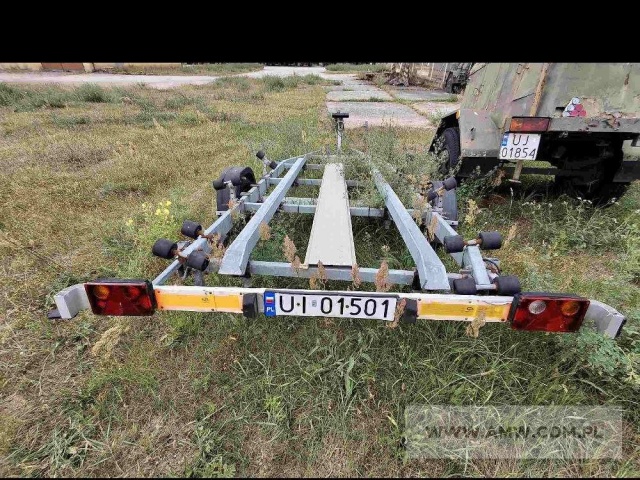 Przyczepa podłodziowa TRAMP TRAIL 1300JH ( 1-osiowa, ładowność 1000 kg, po kolizji, uszkodzona rama, boczne oświetlenie, zaczep, koło podporowe, mechanizm wyciągarki) 