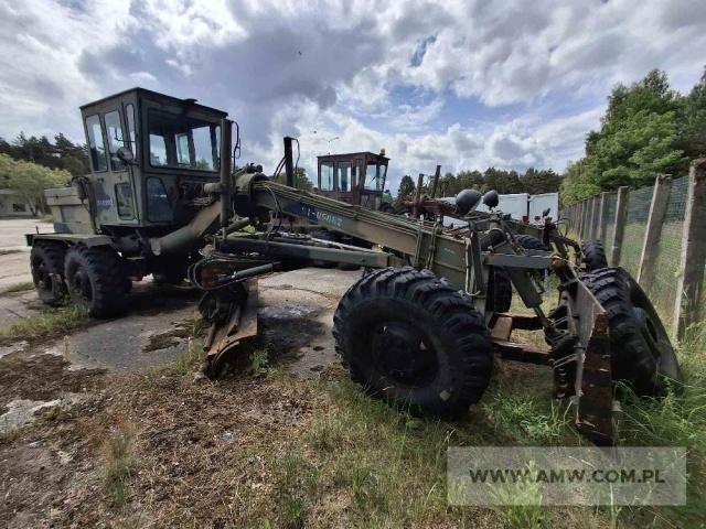 Równiarka samojezdna DZ-122A 