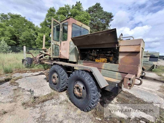 Równiarka samojezdna DZ-122A 