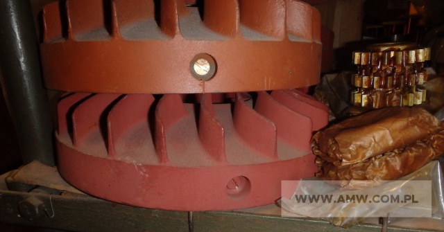 Części do agregatów prądotwórczych - pakiet zawierający 441 poz. asort. (wg oddzielnego wykazu), w tym m.in.: koła zębate, pierścienie, tłumiki itp. 