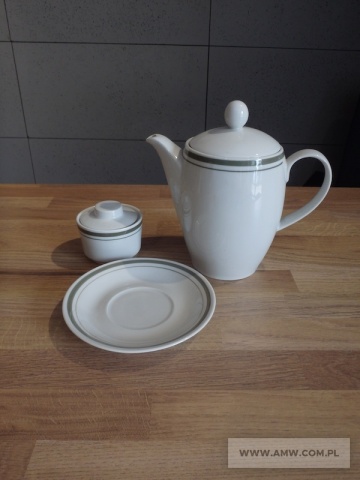 Porcelana - pakiet zawierający 5 poz. asort., w tym: imbryk porcelanowy „PASY” - 30 szt., musztardniczka-chrzaniczka z paskiem - 120 szt., spodek porcelanowy FI 14 cm „PASY” - 60 szt. 