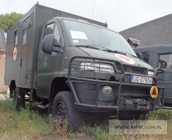 Samochód sanitarny 4-noszowy SCAM SM T 50 (z wyciągarką, bez wyposażenia) 