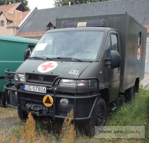 Samochód sanitarny 4-noszowy SCAM SM T 50 (z wyciągarką, bez wyposażenia) 