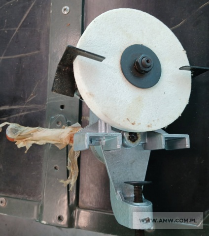 Szlifierki - pakiet zawierający 4 szt., w tym: szlifierka ręczna dwuprzekładniowa fi 100x20 - 1 szt., szlifierka ręczna ze ściernicą - 1 szt., szlifierka ręczna stołowa - 1 szt., szlifierka stołowa z napędem ręcznym PWSC-B - 1 szt. 