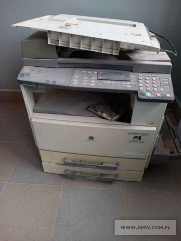 Sprzęt komputerowy i biurowy (8 szt.) – pakiet zawierający 8 poz. asort. (wg oddzielnego wykazu), w tym: stacja dokująca DELL PRO 3X – 1 szt., Polycom SoundPoint IP331 – 3 szt., kserokopiarka KONICA 7022 z podajnikiem – 1 szt., kopiarko-drukarka KONICA MINOLTA – 1 szt., kopiarka XEROX – 1 szt., niszczarka REXEL P-170 – 1 szt. 