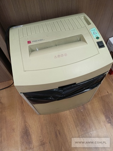 Sprzęt komputerowy i biurowy (8 szt.) – pakiet zawierający 8 poz. asort. (wg oddzielnego wykazu), w tym: stacja dokująca DELL PRO 3X – 1 szt., Polycom SoundPoint IP331 – 3 szt., kserokopiarka KONICA 7022 z podajnikiem – 1 szt., kopiarko-drukarka KONICA MINOLTA – 1 szt., kopiarka XEROX – 1 szt., niszczarka REXEL P-170 – 1 szt. 