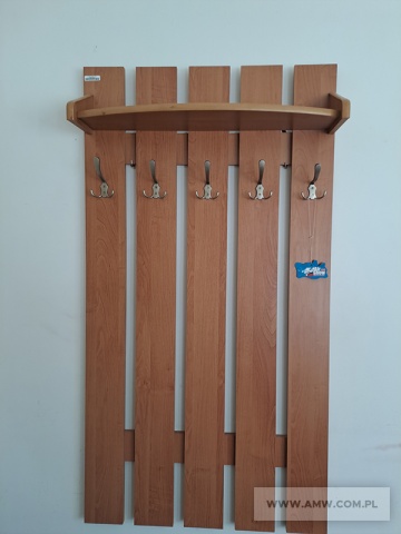 Meble pokojowe – pakiet zawierający 81 poz. asort. (wg oddzielnego wykazu), w tym m.in.: fotel – 1 szt., krzesła różne - 15 szt., stoły różne – 6 szt., szafa ubraniowa – 11 szt., szafka przyłóżkowa – 11 szt., tapczan 1-osobowy – 15 szt. itp. 