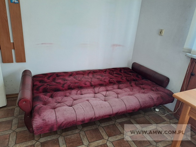 Meble pokojowe – pakiet zawierający 81 poz. asort. (wg oddzielnego wykazu), w tym m.in.: fotel – 1 szt., krzesła różne - 15 szt., stoły różne – 6 szt., szafa ubraniowa – 11 szt., szafka przyłóżkowa – 11 szt., tapczan 1-osobowy – 15 szt. itp. 